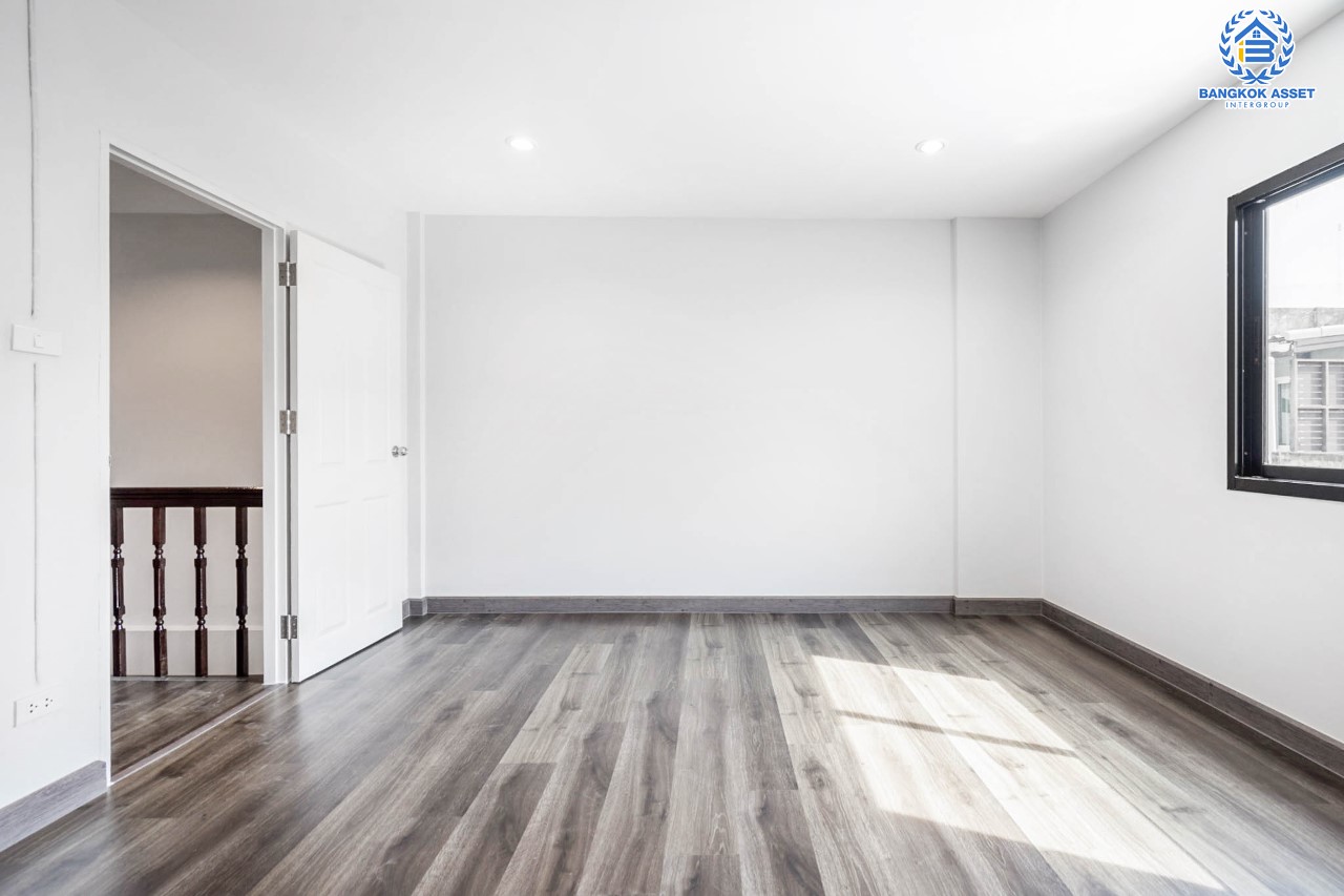 บ้านมือสองตกแต่งใหม่ ม.พิบูลย์การ์เด้นวิลล์ ถนนพิบูลย์สงคราม-พระราม5 ทาวน์เฮ้าส์หลังใหญ่ ทำเลโซเมือง! เนื้อที่ 23.2 ตร.ว. ฟังก์ชัน 3 ห้องนอน 2 ห้องน้ำ บนสุดยอดทำเล! เชื่อมถนนพิบูลย์สงคราม, วงศ์สว่าง, นครอินทร์ และติวานนท์ ใกล้จุดขึ้นทางด่วนศรีรัช-วงแหวนรอบนอก และเพียง 5 นาที ถึงรถไฟฟ้าสถานี "แยกติวานนท์"